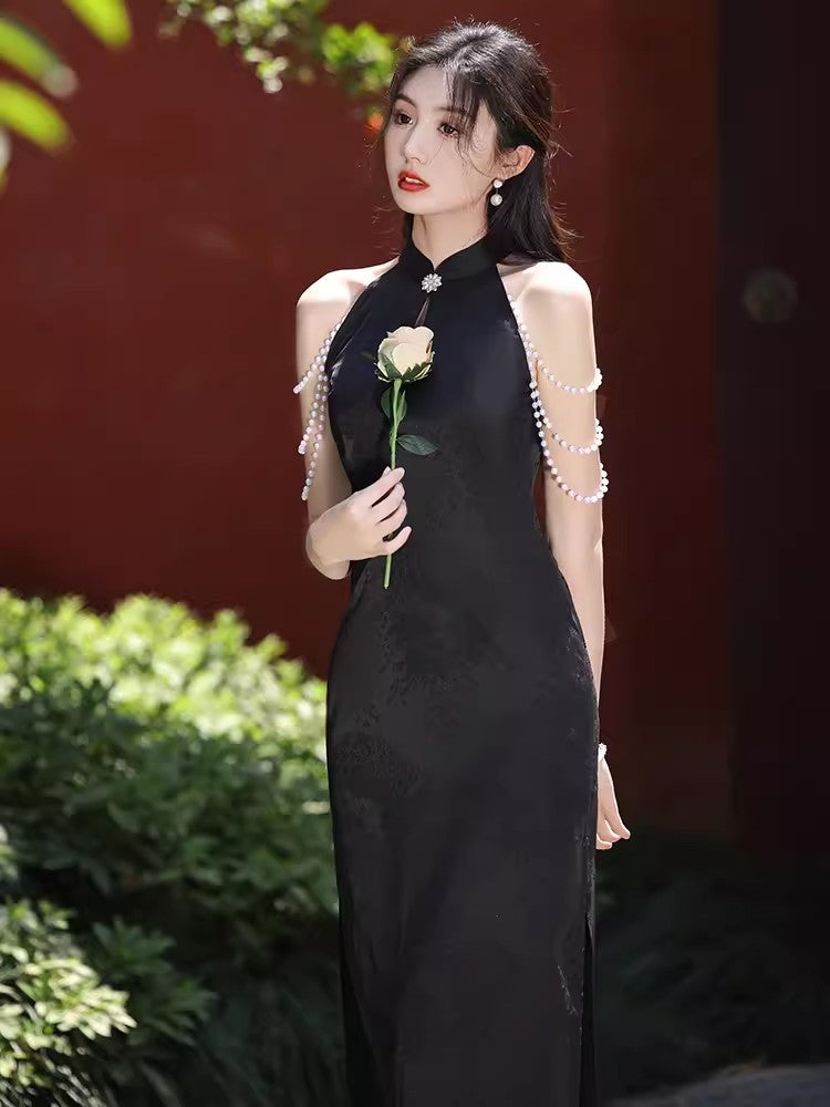 Black sleeveless cheongsam with pearl chain.