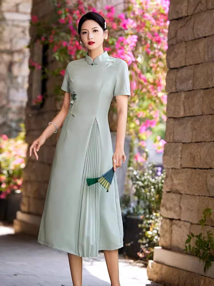 Green A-line cheongsam. Short sleeve cheongsam.