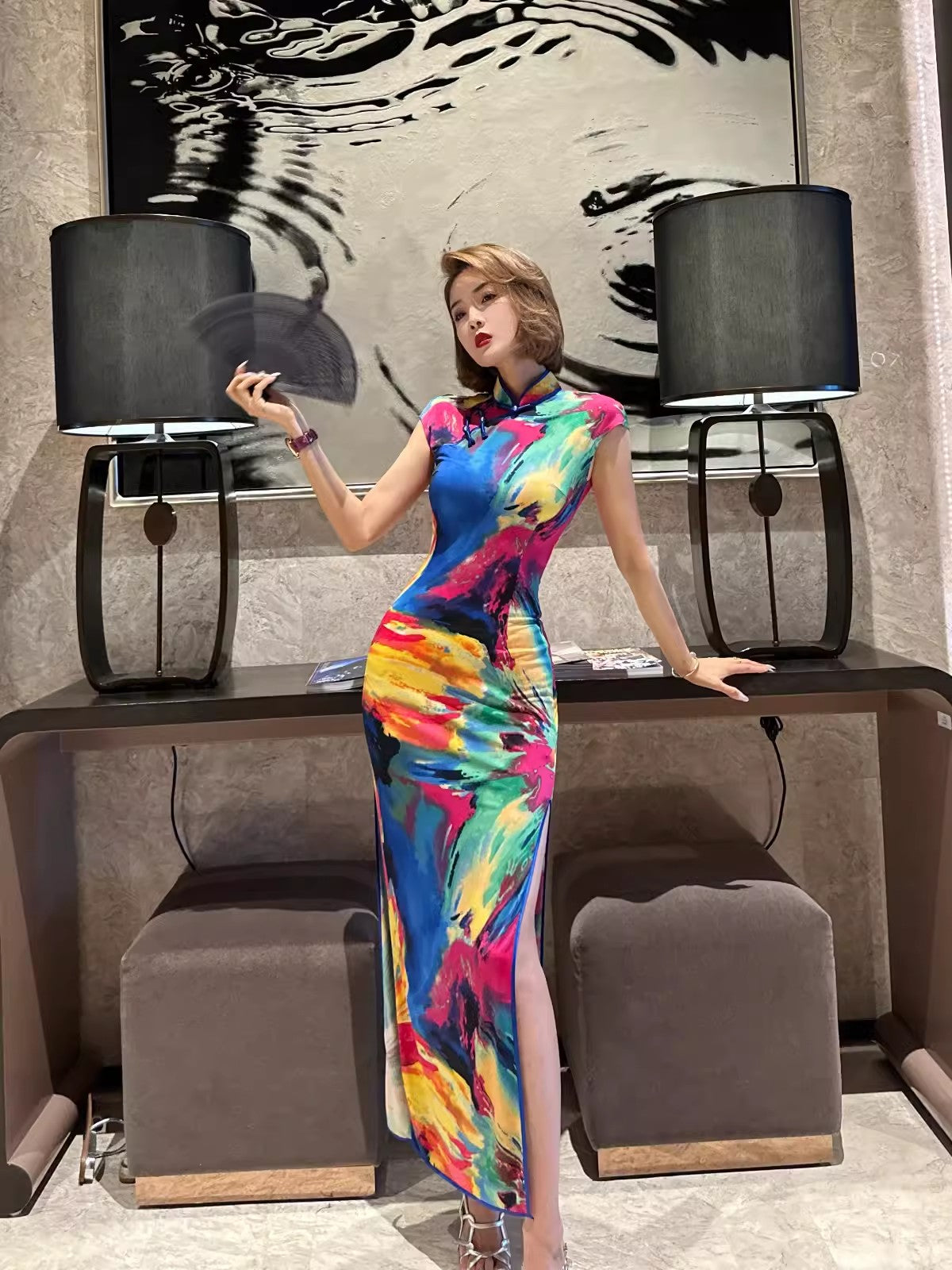 Colorful short-sleeved cheongsam.