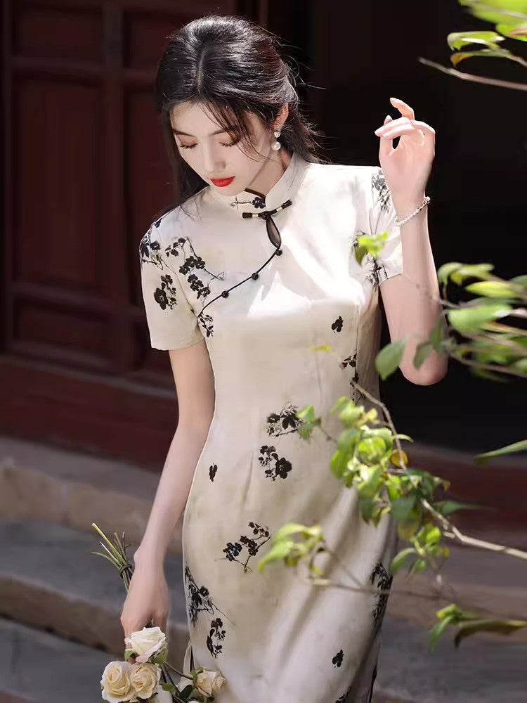 Traditional short-sleeved cheongsam. Floral cheongsam.