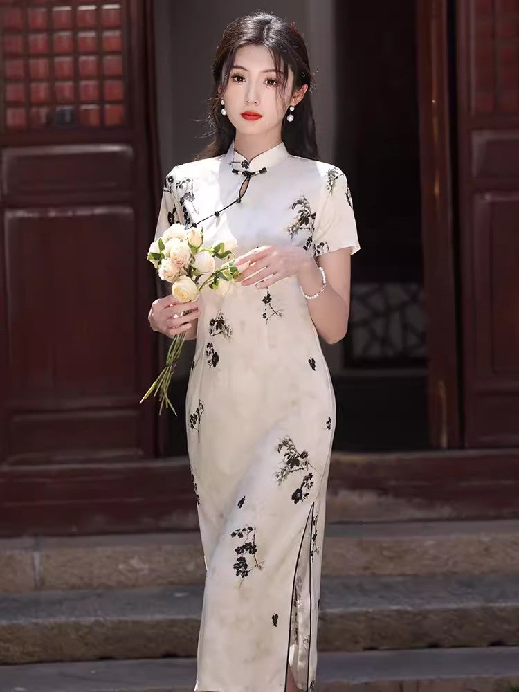 Traditional short-sleeved cheongsam. Floral cheongsam.