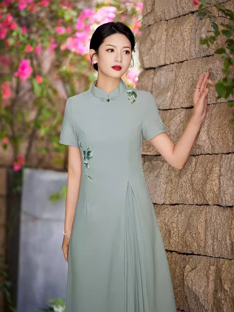 Green A-line cheongsam. Short sleeve cheongsam.