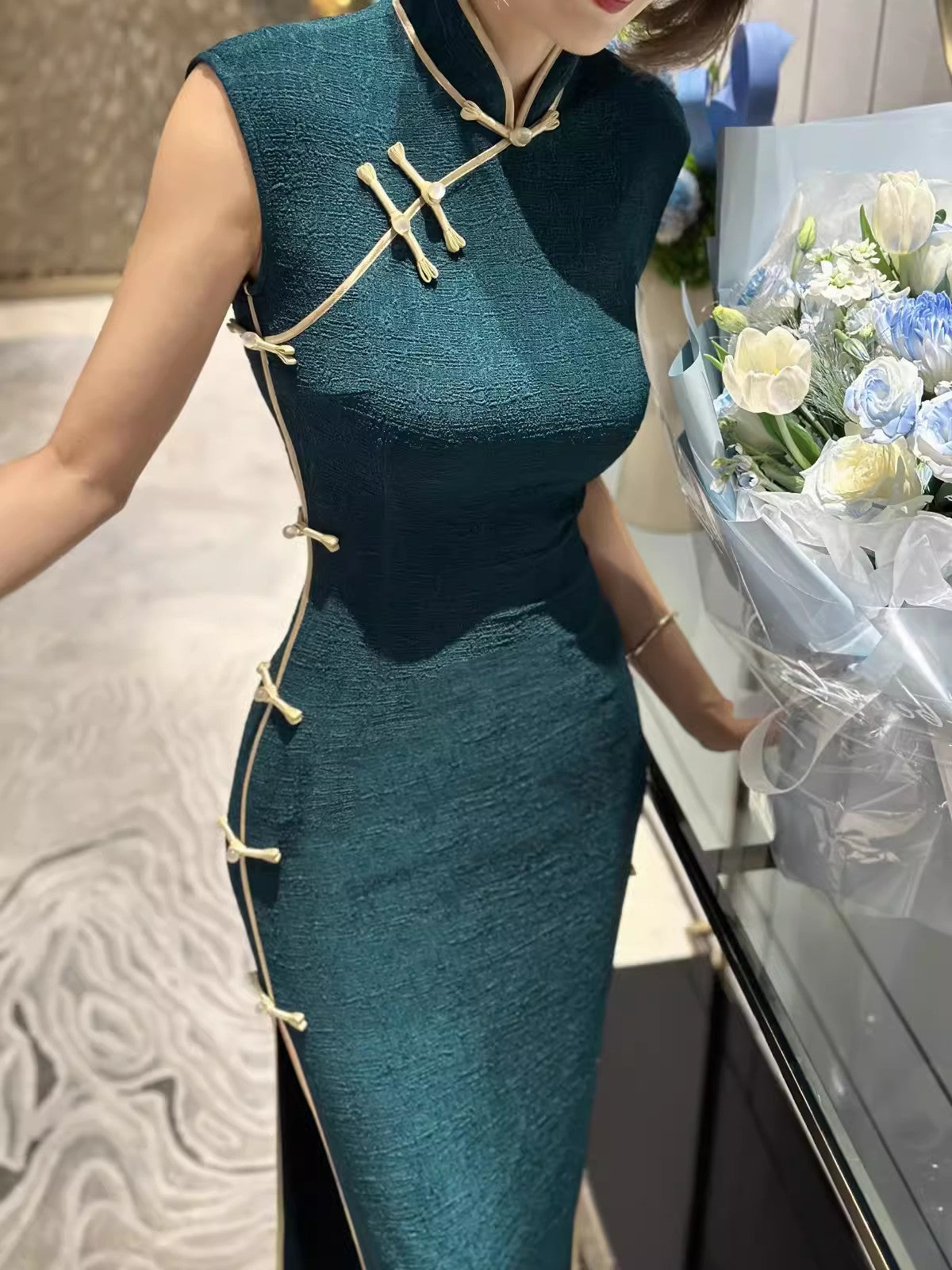 Green sleeveless cheongsam.