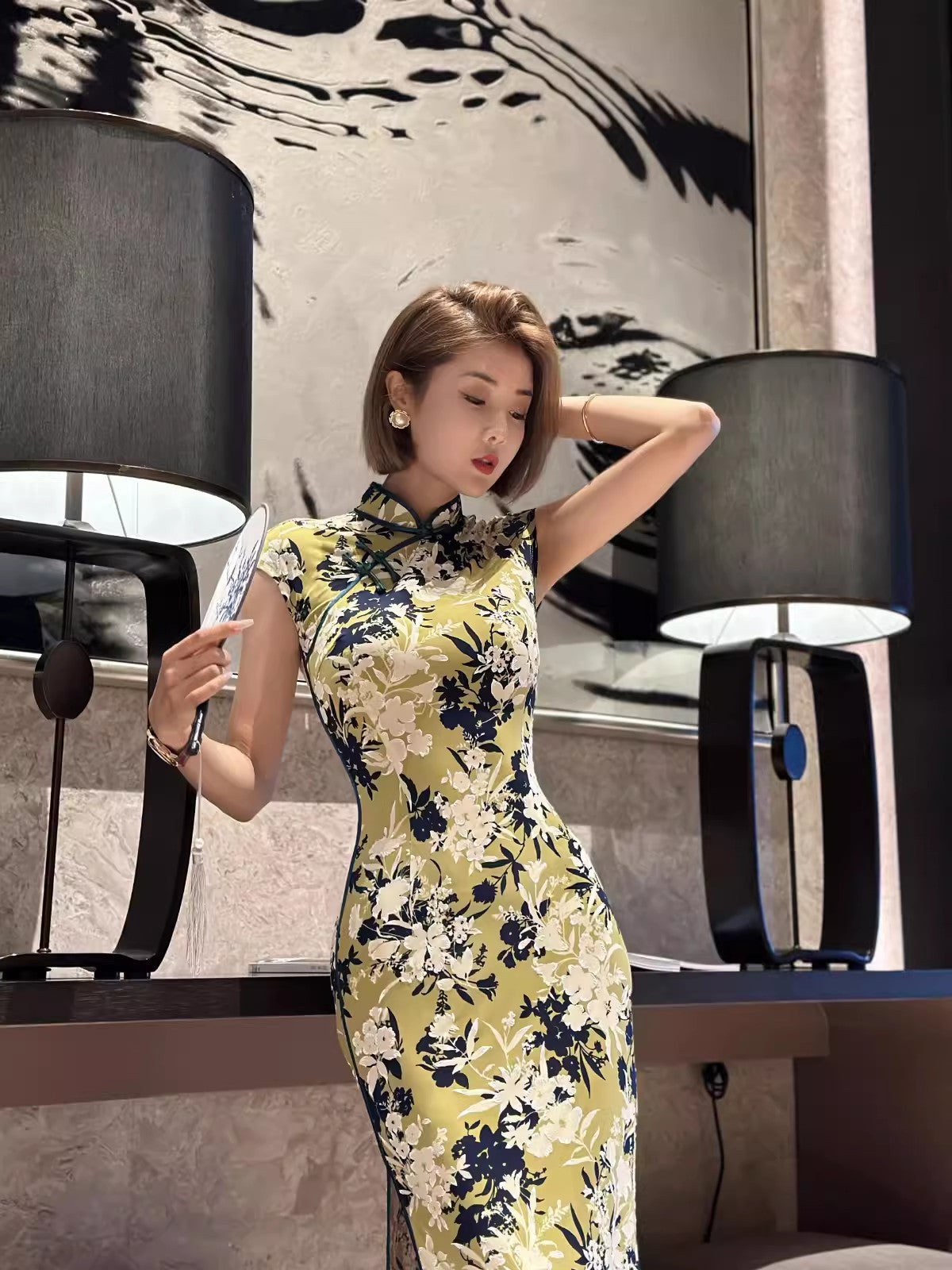 Yellow cheongsam. Floral short-sleeved cheongsam.