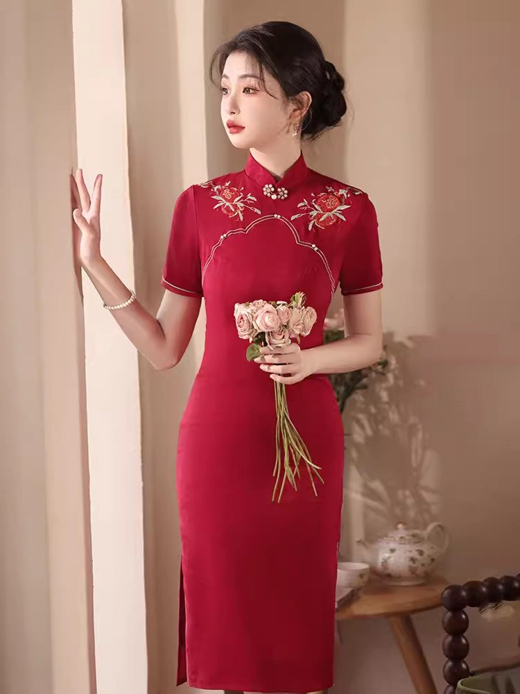 Red cheongsam. Short sleeve cheongsam. Chinese wedding dress.