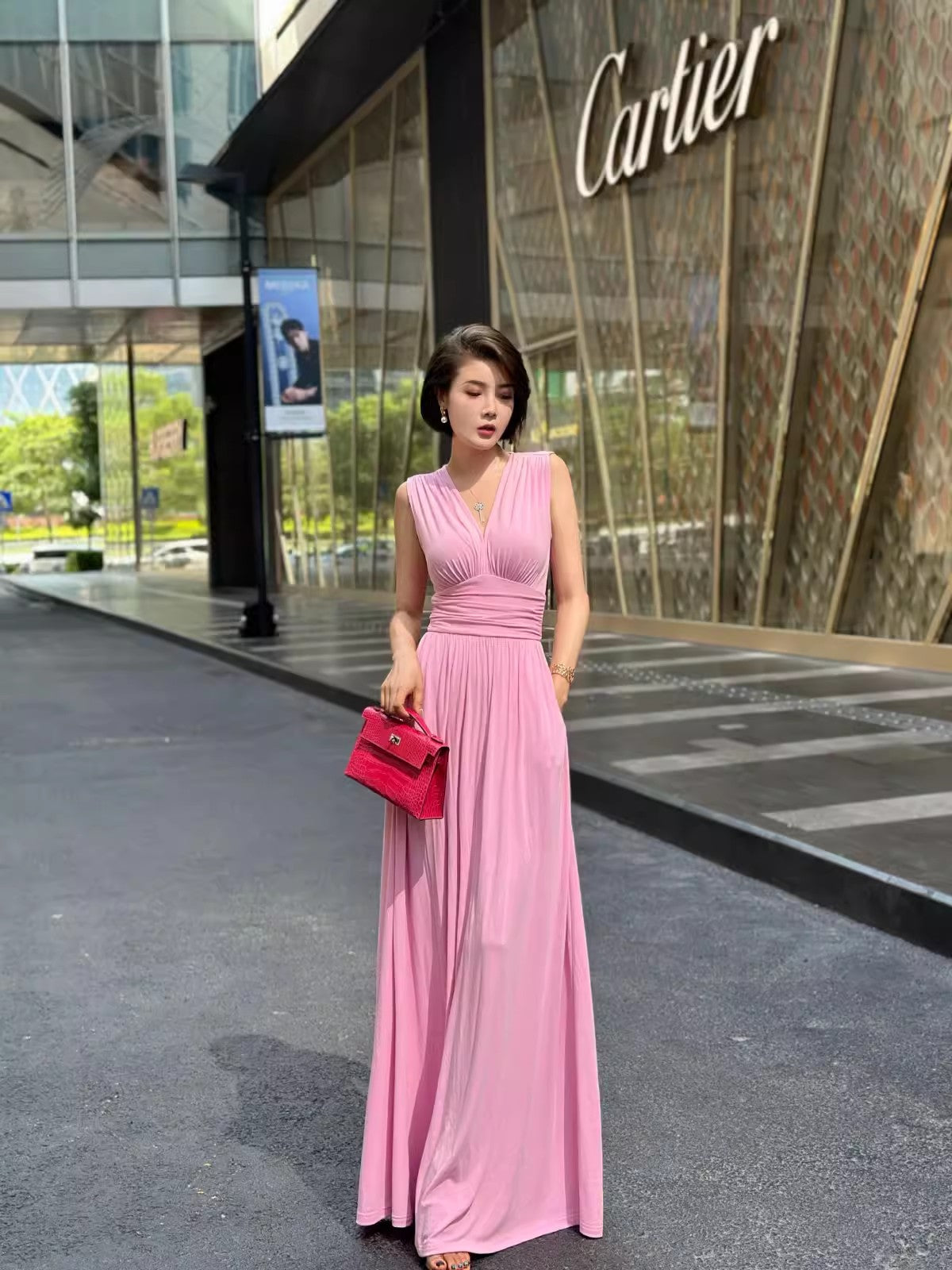 Retro elegant pink sleeveless gown. ball gown.