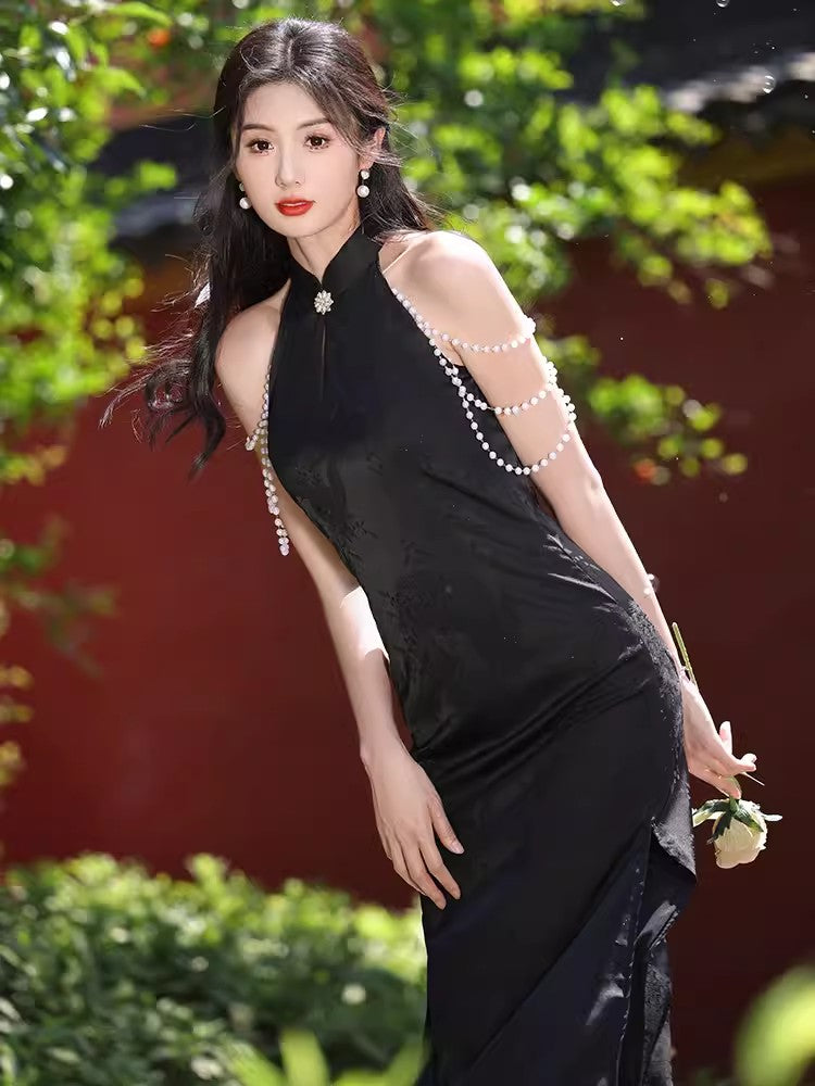 Black sleeveless cheongsam with pearl chain.