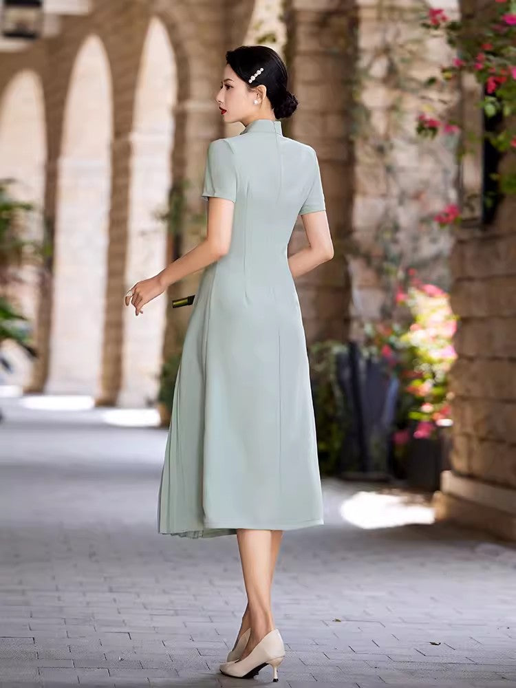 Green A-line cheongsam. Short sleeve cheongsam.