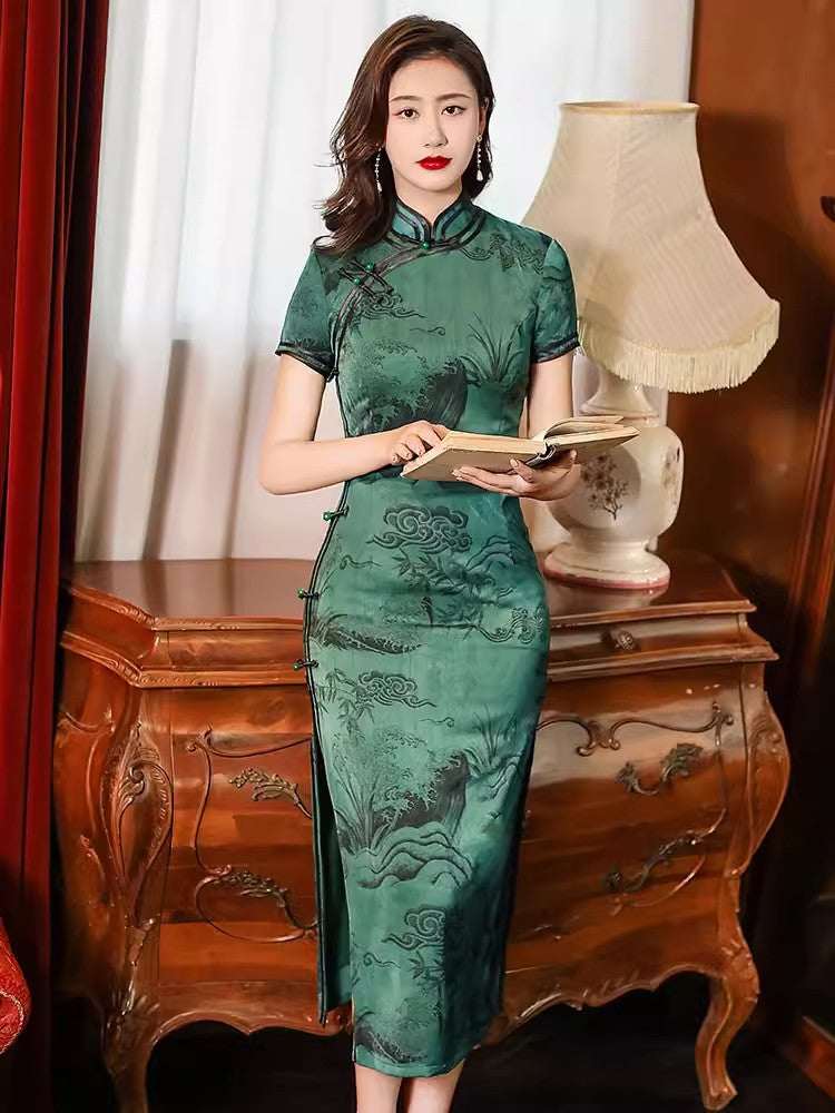 Elegant Chinese vintage cheongsam. Green qipao dress. Short sleeve dress.