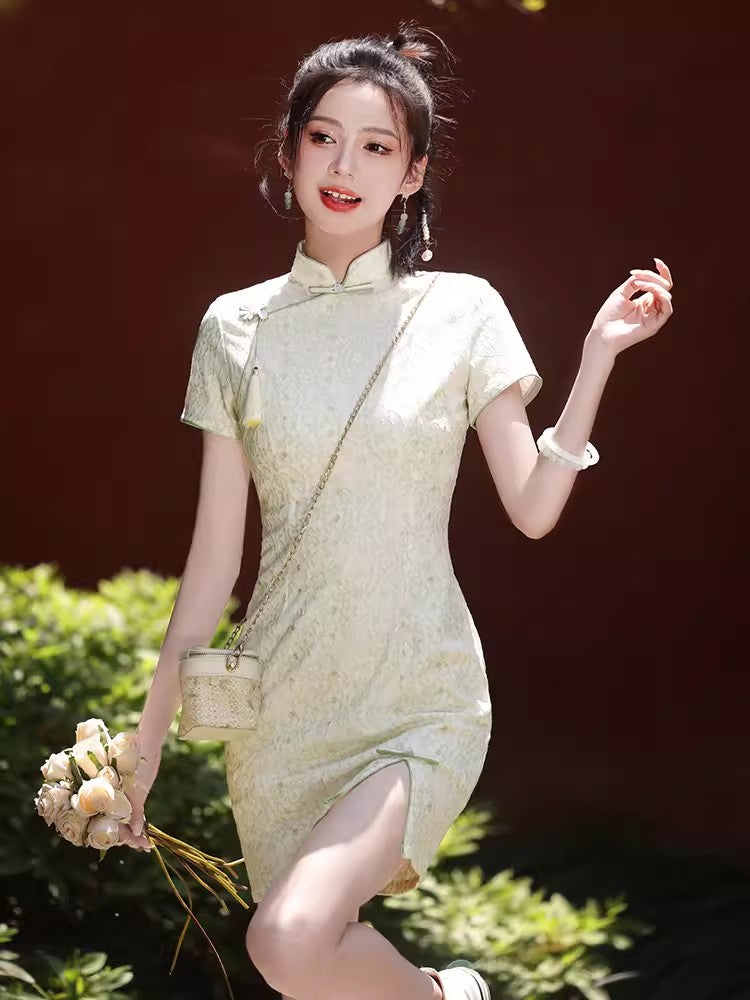 Green cheongsam. Short sleeve cheongsam. Green skirt.