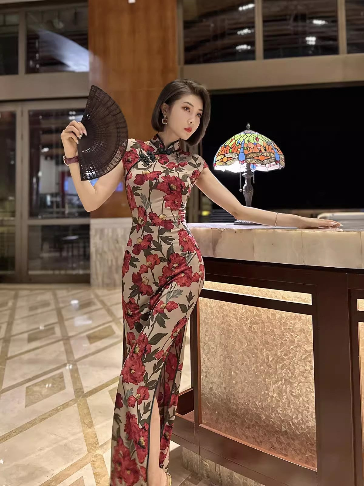 Floral short-sleeved cheongsam.