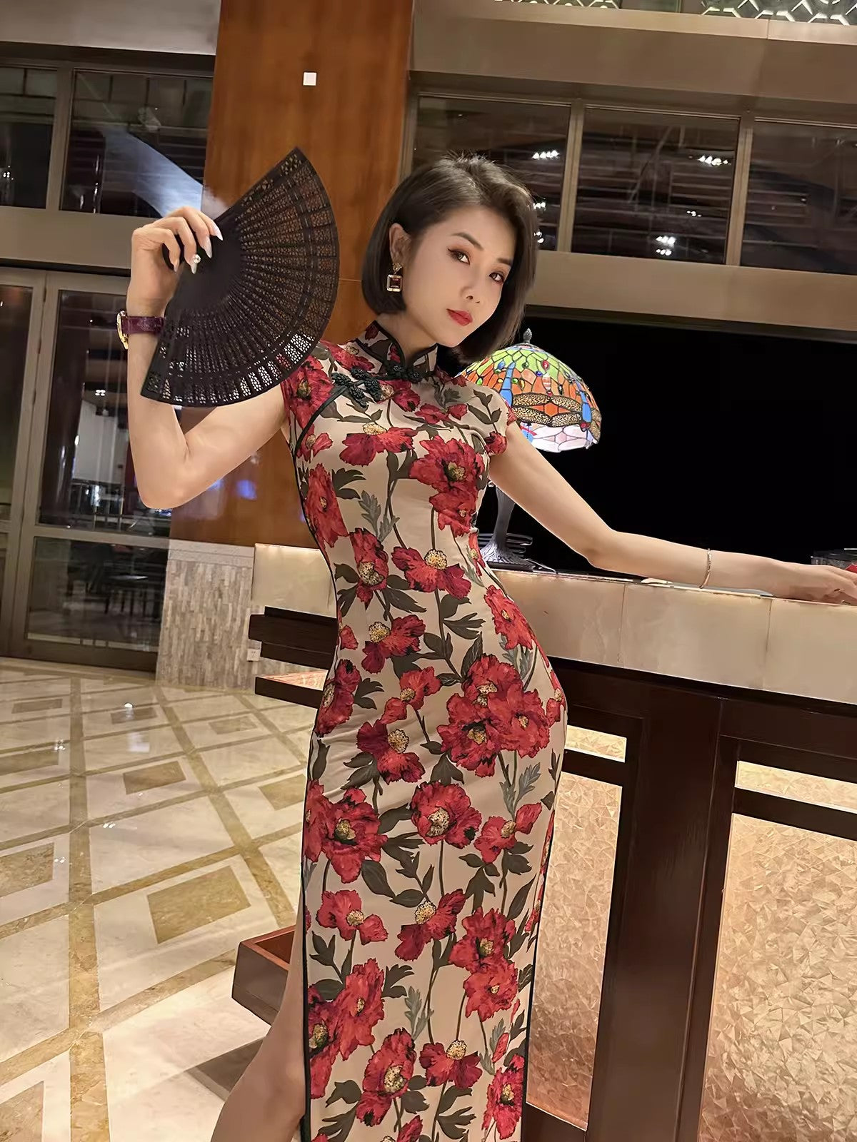 Floral short-sleeved cheongsam.