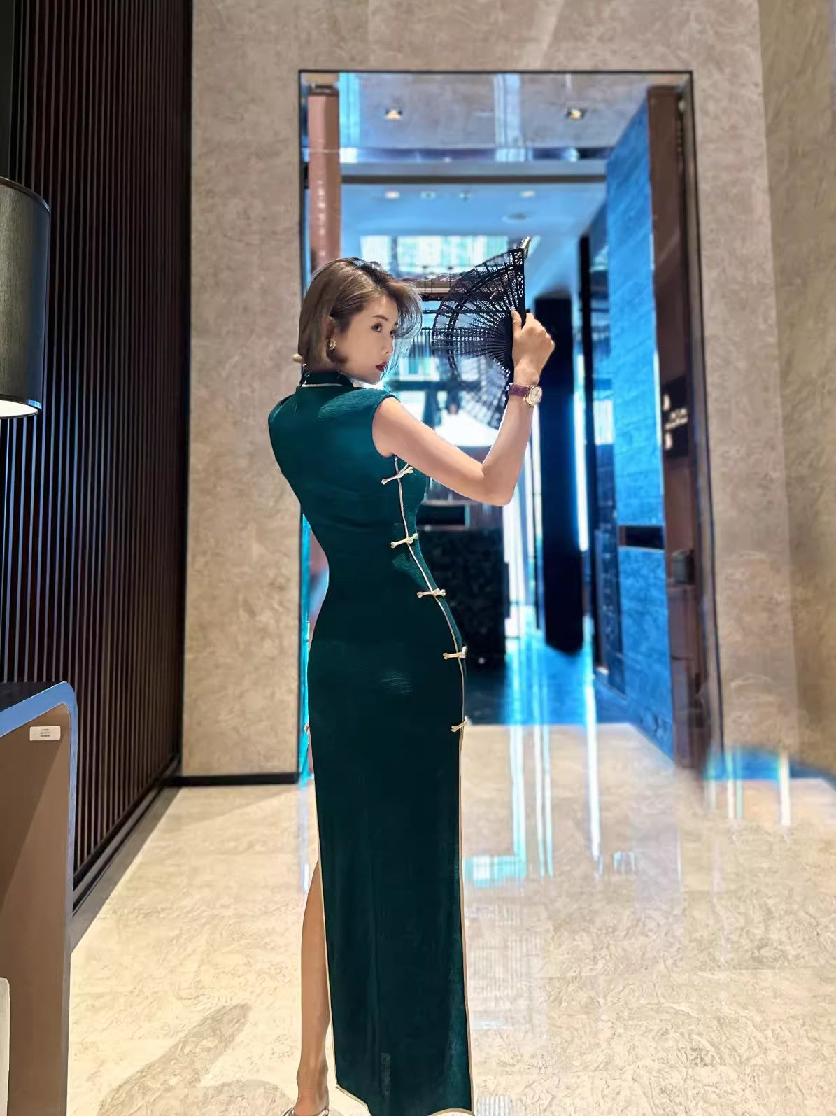 Green sleeveless cheongsam.