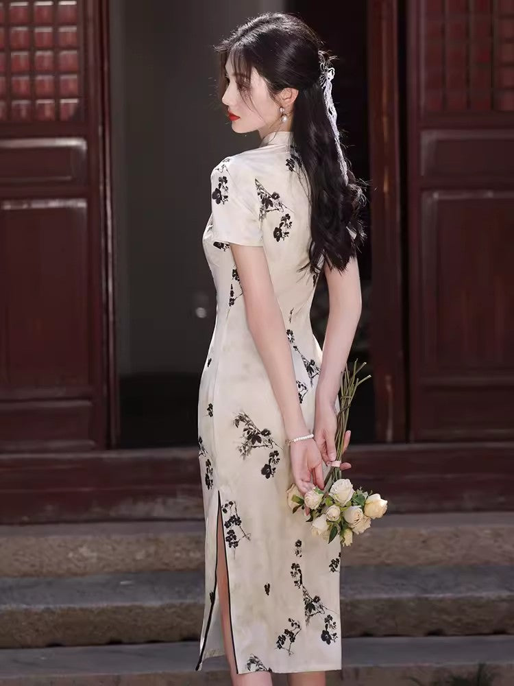 Traditional short-sleeved cheongsam. Floral cheongsam.