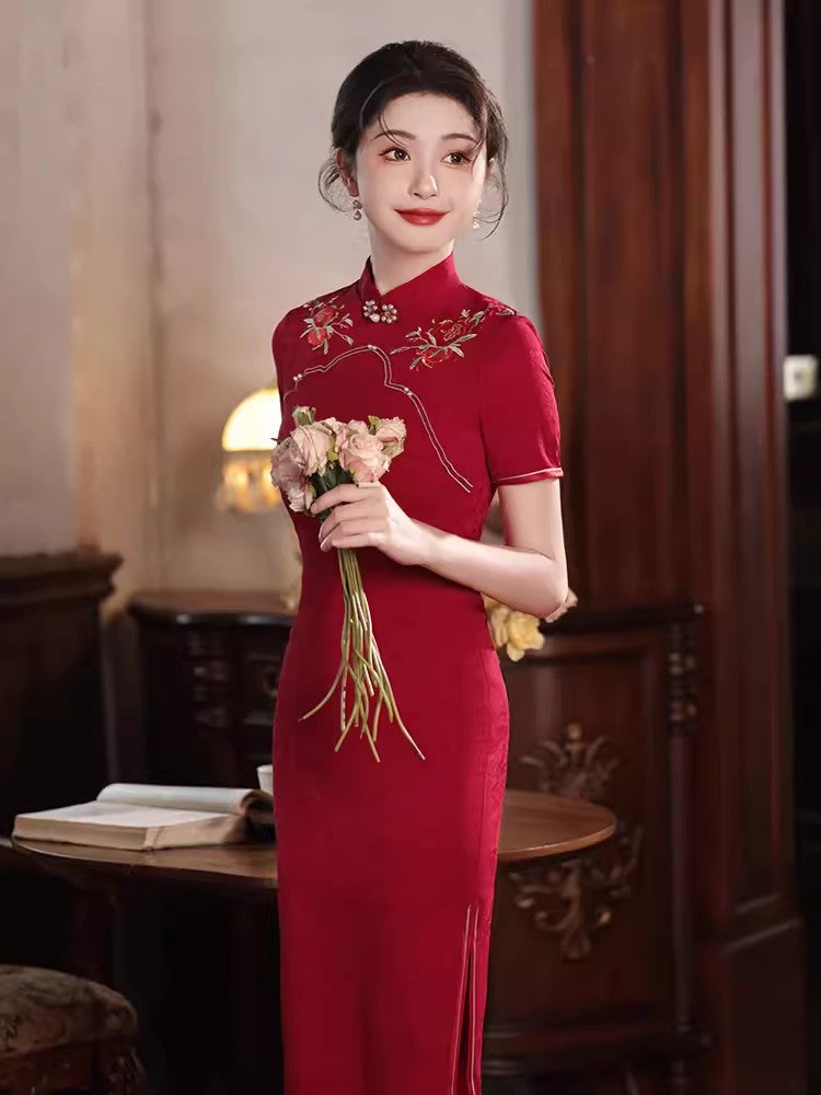 Red cheongsam. Short sleeve cheongsam. Chinese wedding dress.