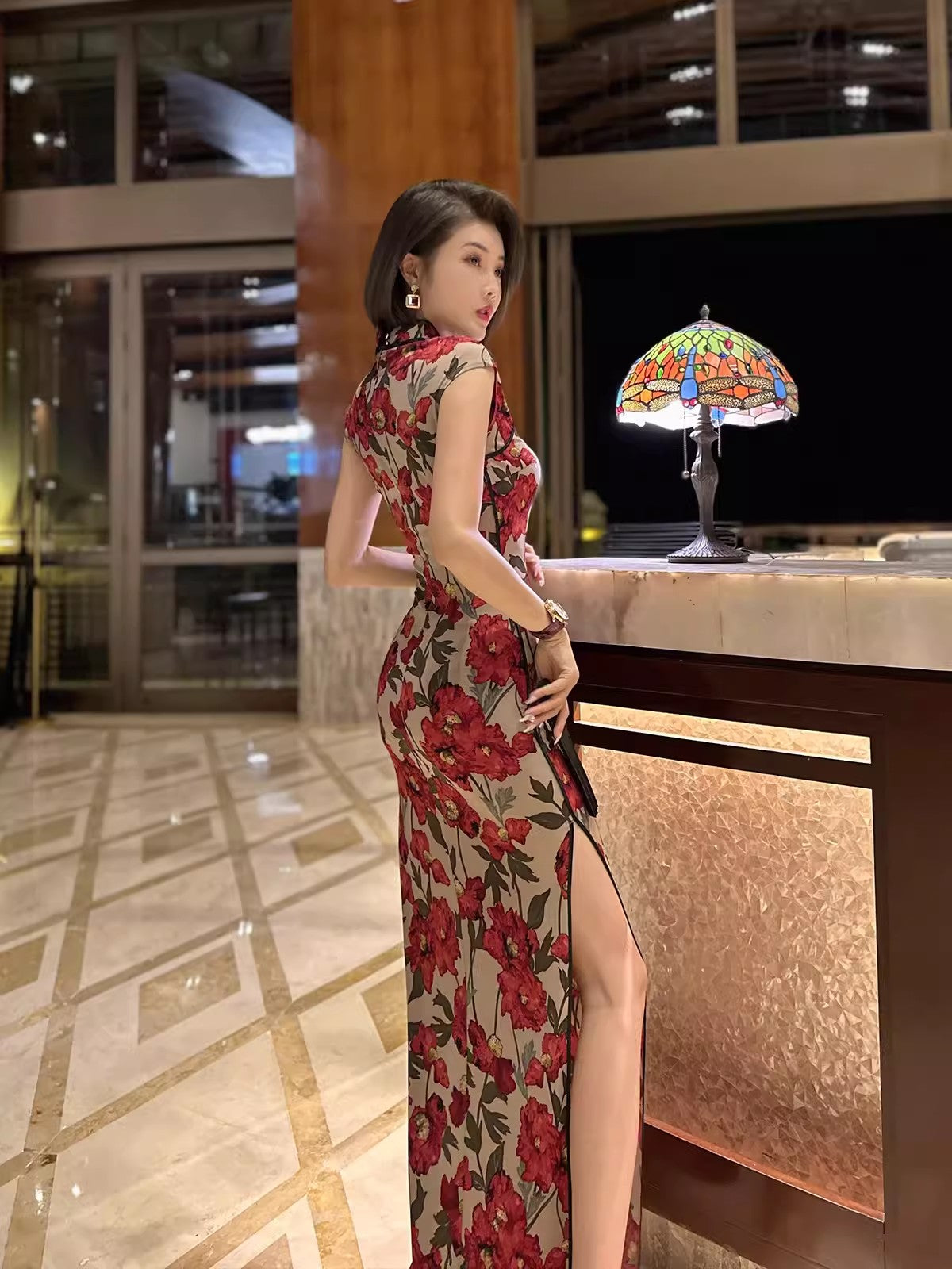 Floral short-sleeved cheongsam.