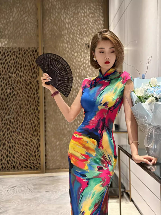 Colorful short-sleeved cheongsam.