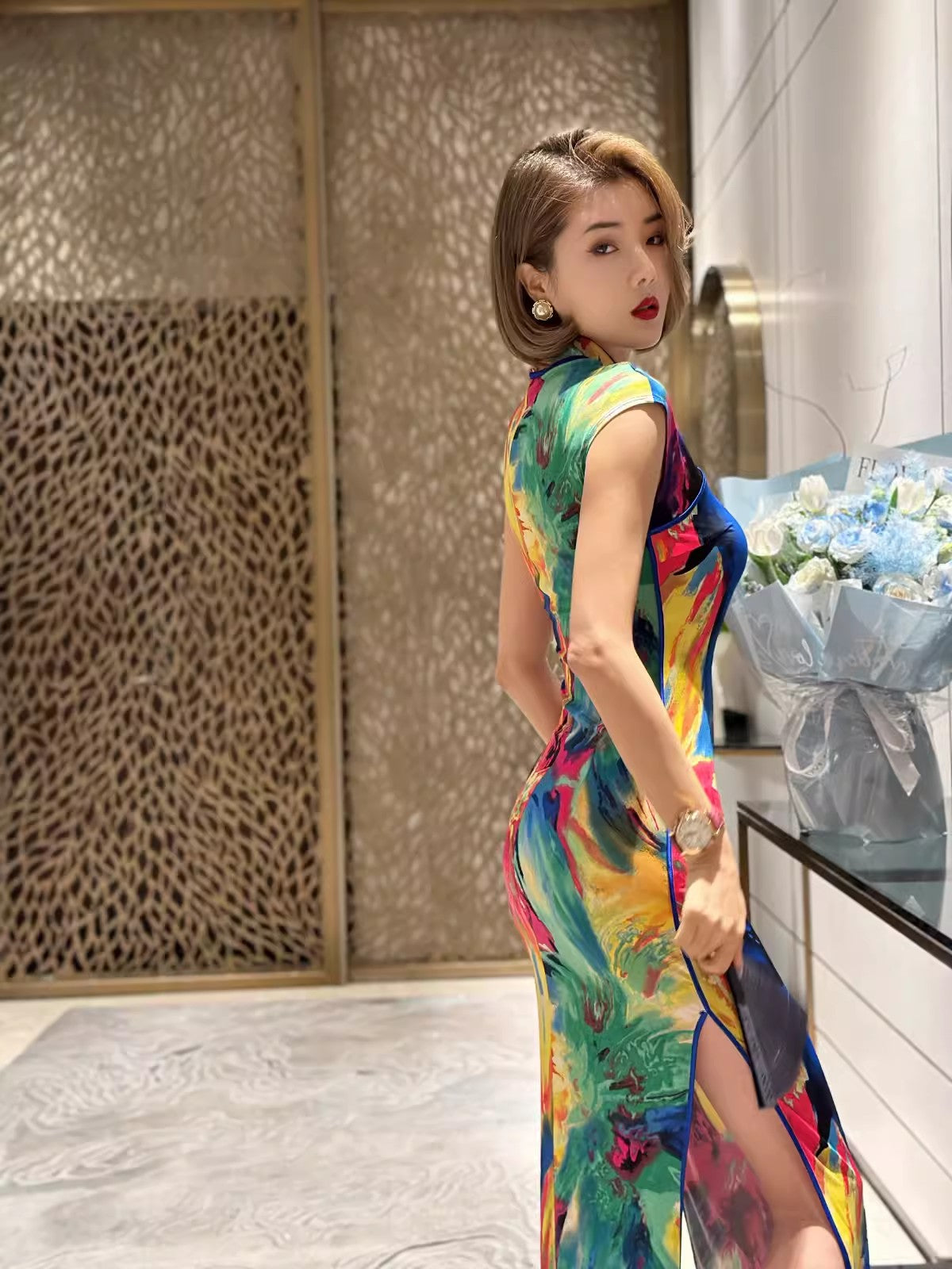 Colorful short-sleeved cheongsam.