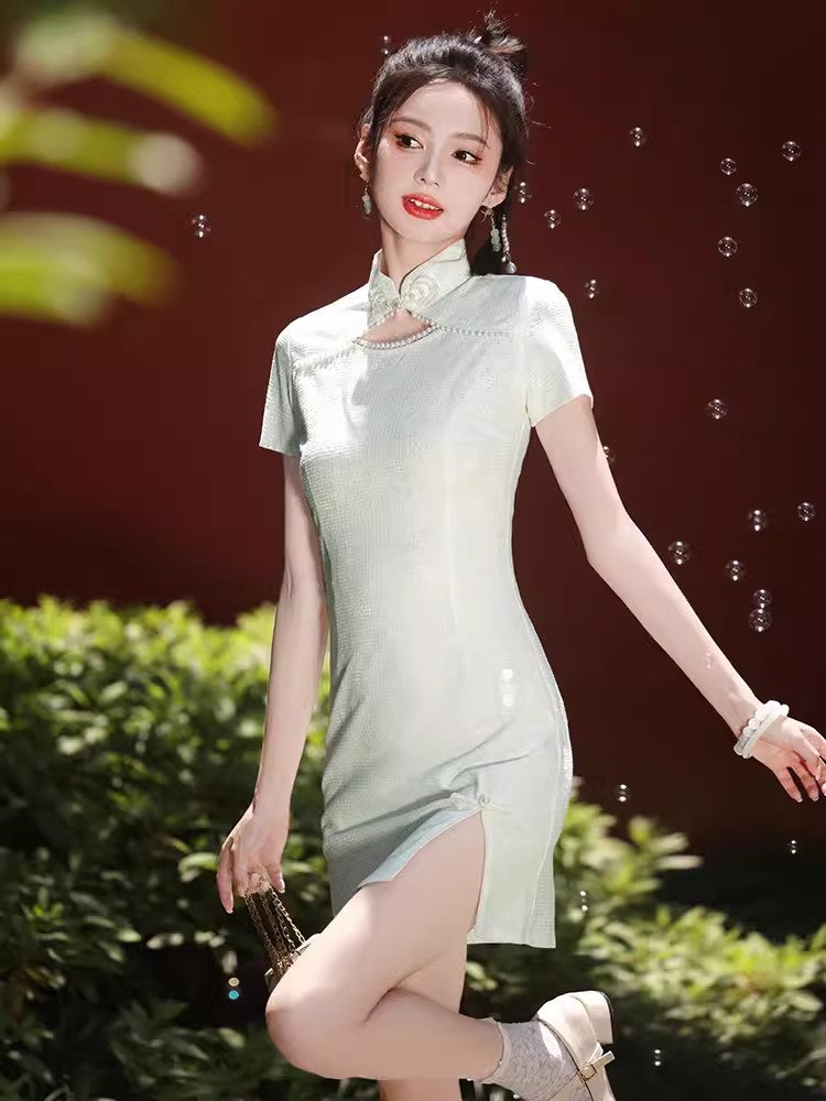 Green cheongsam. Short sleeve cheongsam. Green skirt.