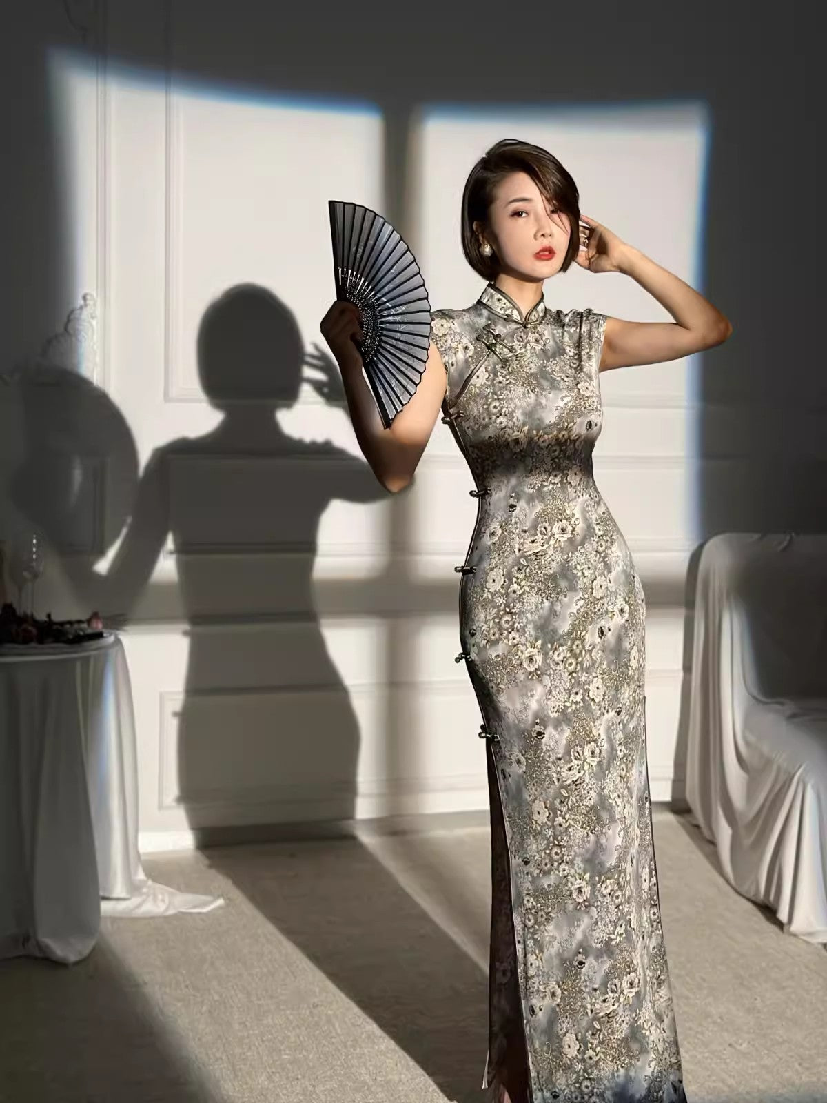 Gray floral cheongsam. Sleeveless gown. Chinese robe.