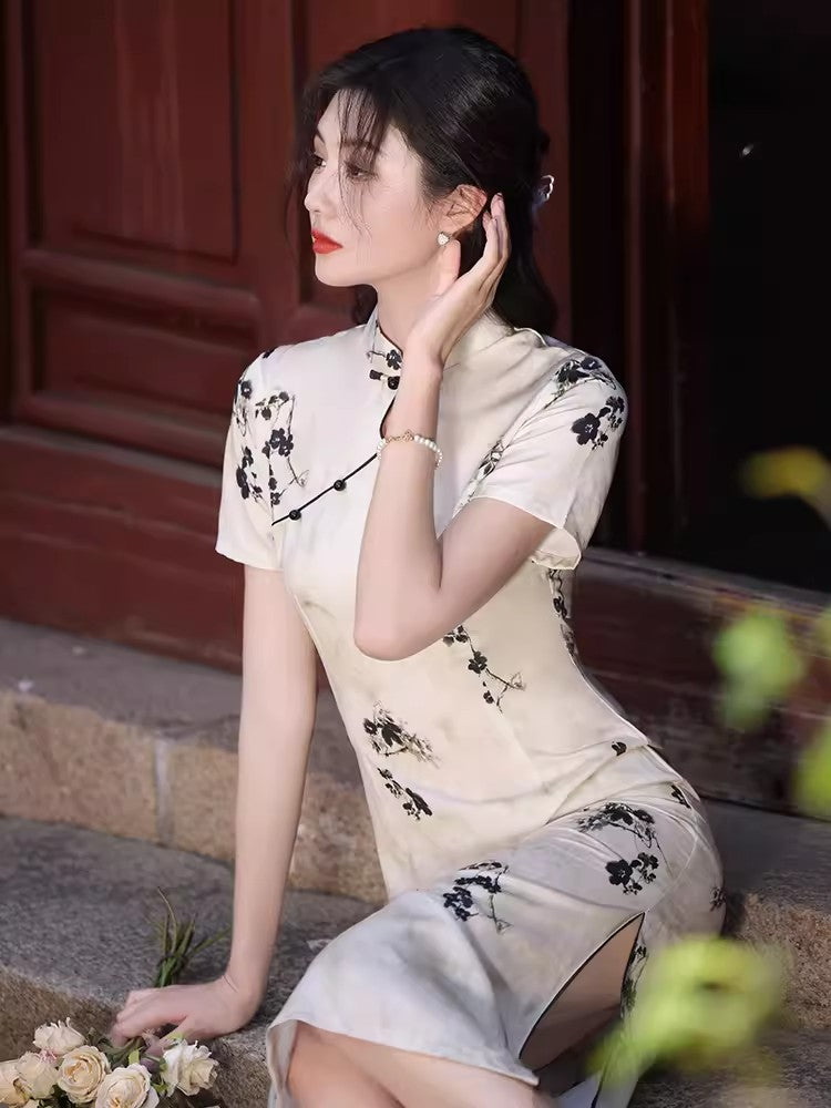 Traditional short-sleeved cheongsam. Floral cheongsam.