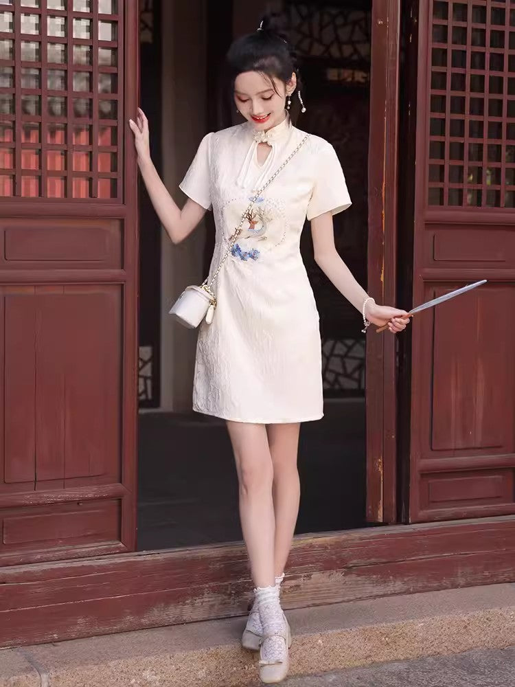 White cheongsam. Short sleeve cheongsam. White skirt. for you.