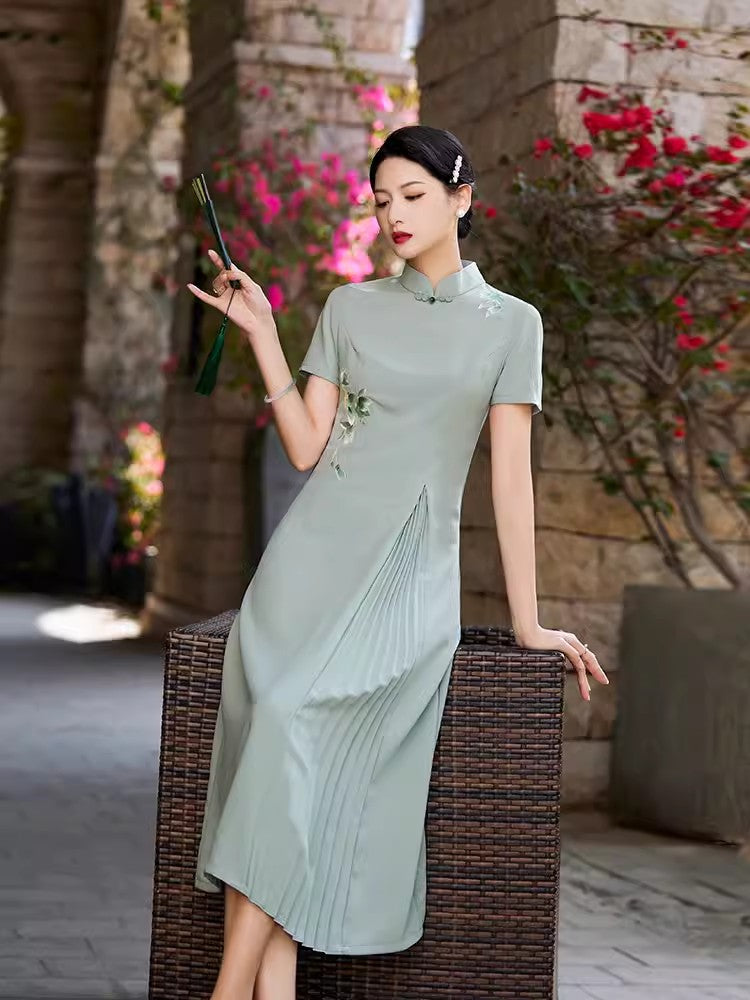 Green A-line cheongsam. Short sleeve cheongsam.