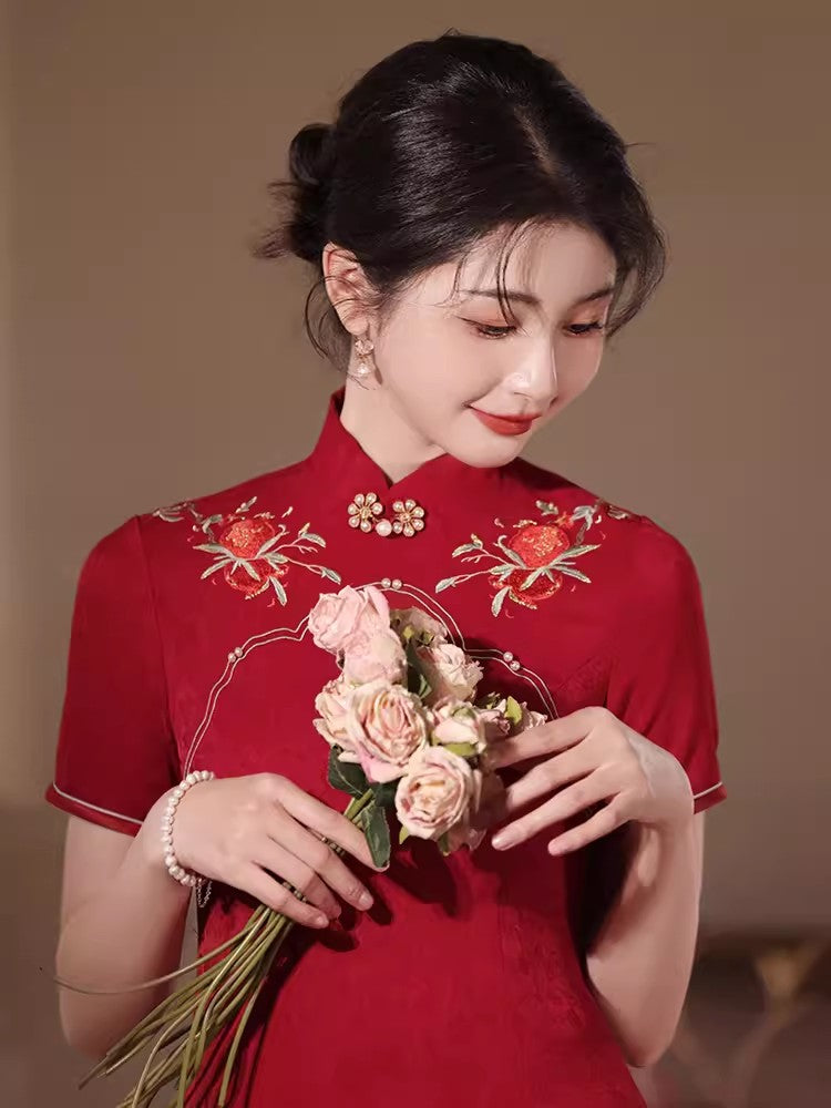 Red cheongsam. Short sleeve cheongsam. Chinese wedding dress.