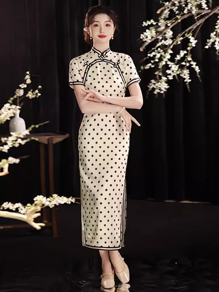 Polka dot cheongsam. Champagne color short-sleeved cheongsam.