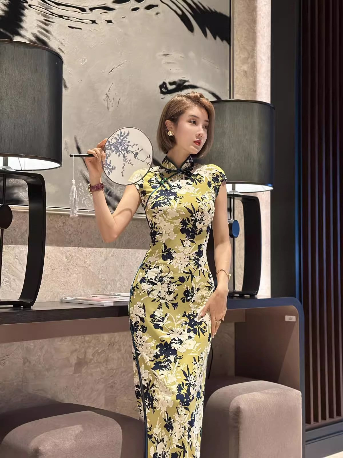 Yellow cheongsam. Floral short-sleeved cheongsam.