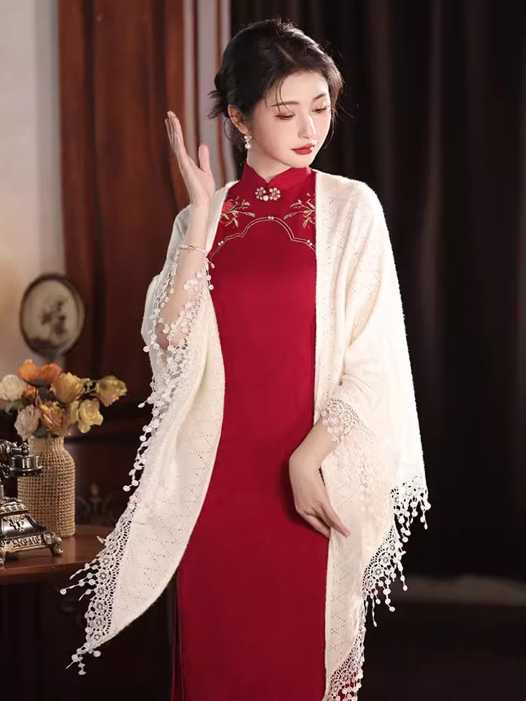 Red cheongsam. Short sleeve cheongsam. Chinese wedding dress.