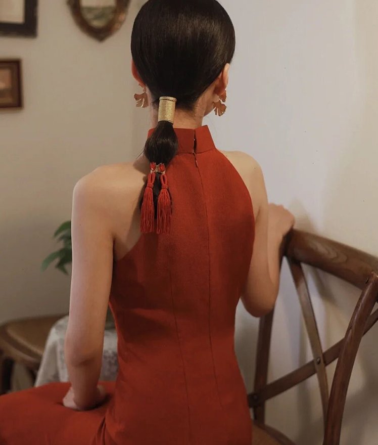 Traditional Chinese wedding dress. Off-the-shoulder modern cheongsam.