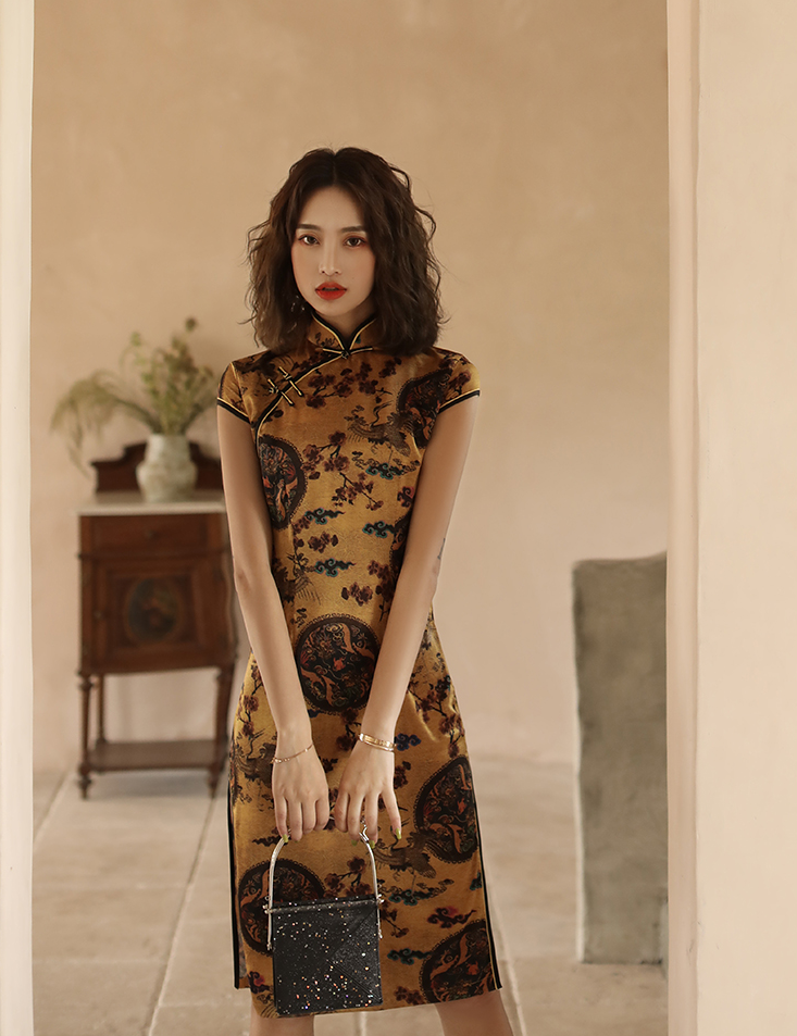 Knee-length traditional cheongsam - satin