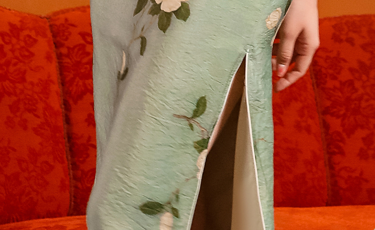 Green jacquard cheongsam. Knee qipao. Silk and polyester blend.