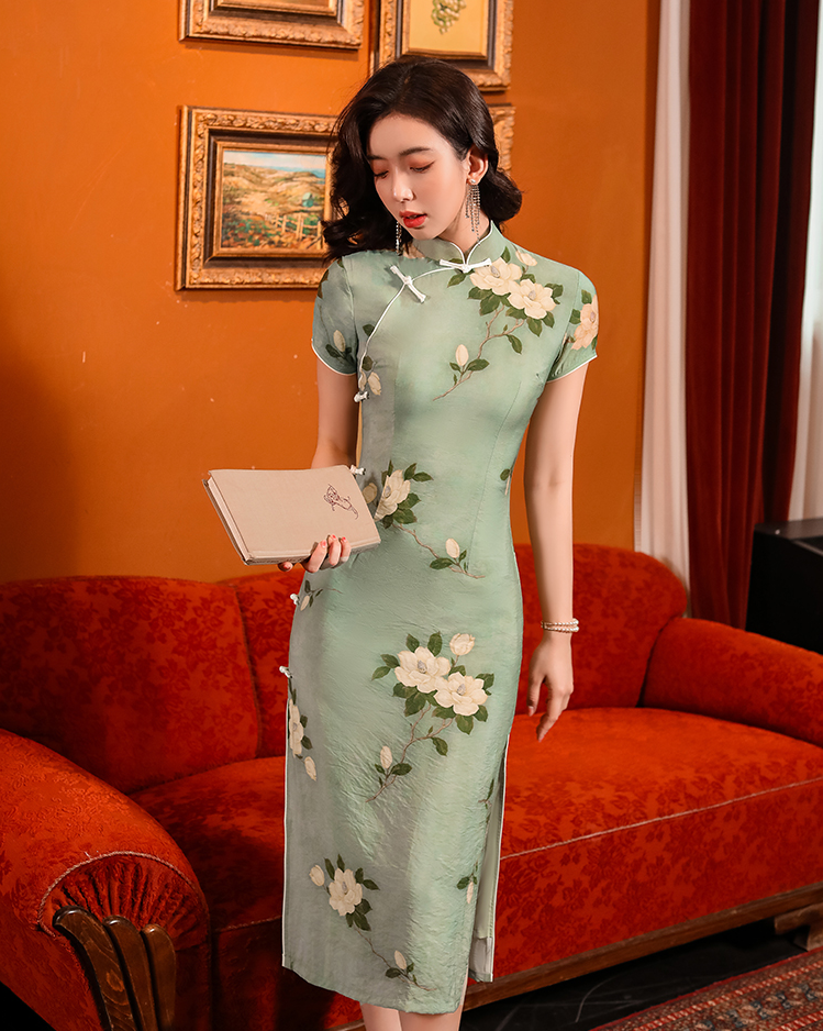 Green jacquard cheongsam. Knee qipao. Silk and polyester blend.