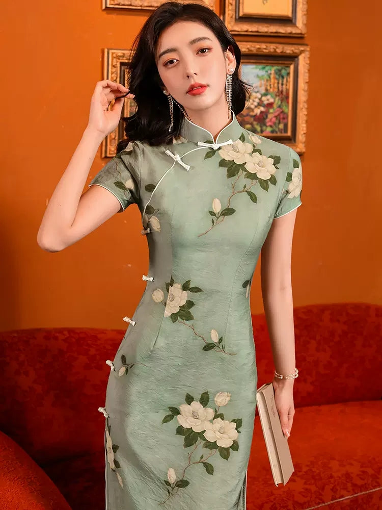 Green jacquard cheongsam. Knee qipao. Silk and polyester blend.