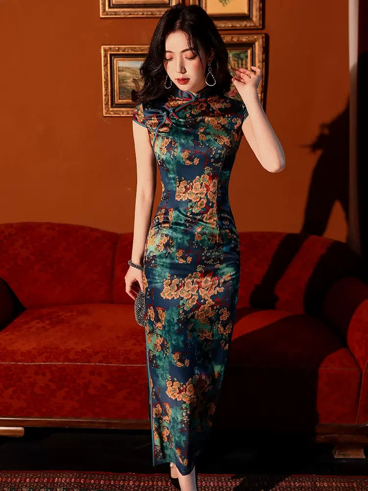 Green floral cheongsam. satin. Fully lined. Polyester and silk blend.