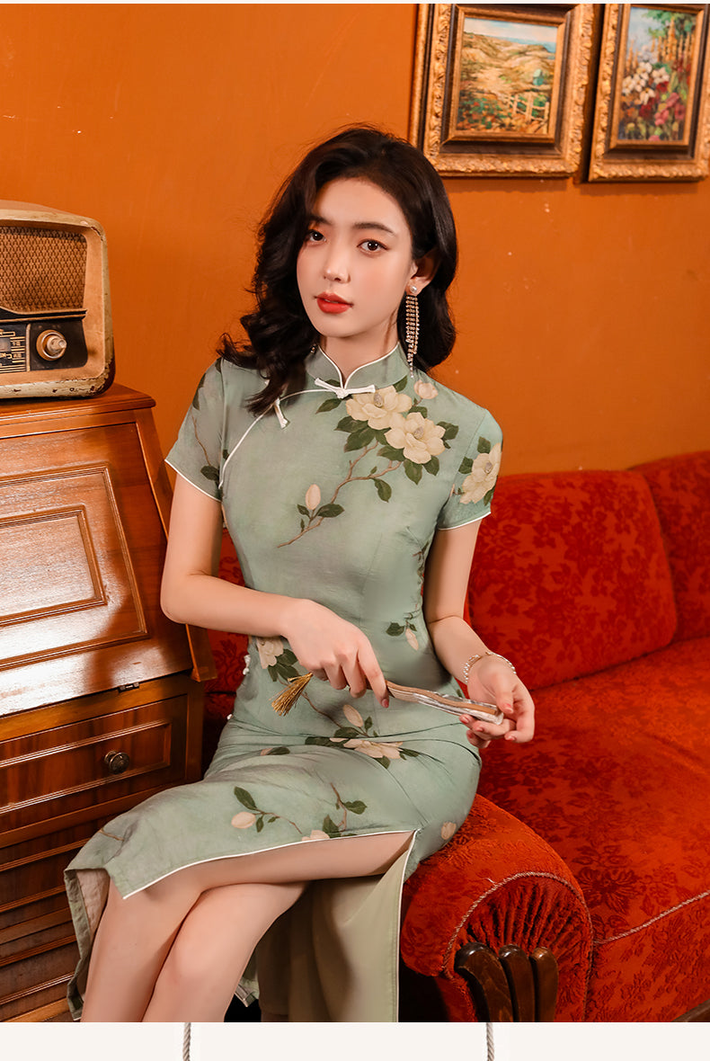 Green jacquard cheongsam. Knee qipao. Silk and polyester blend.