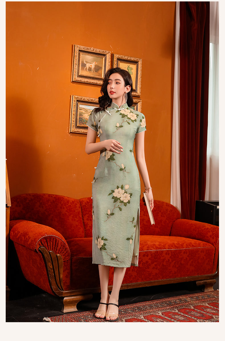 Green jacquard cheongsam. Knee qipao. Silk and polyester blend.