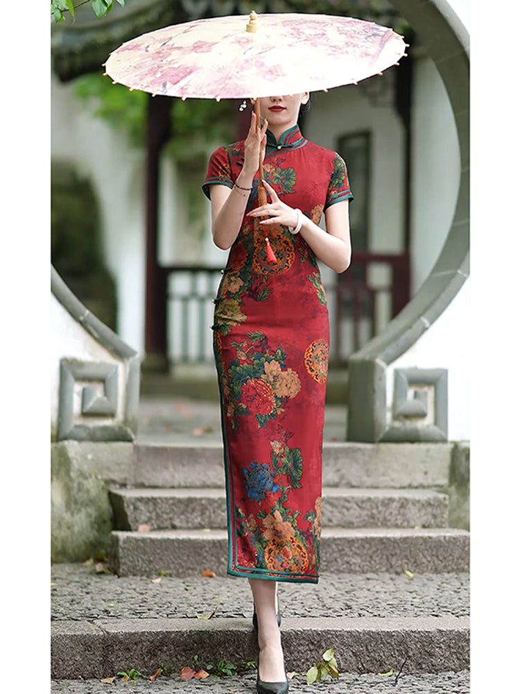 Traditional Chinese cheongsam dress. Red Qipao