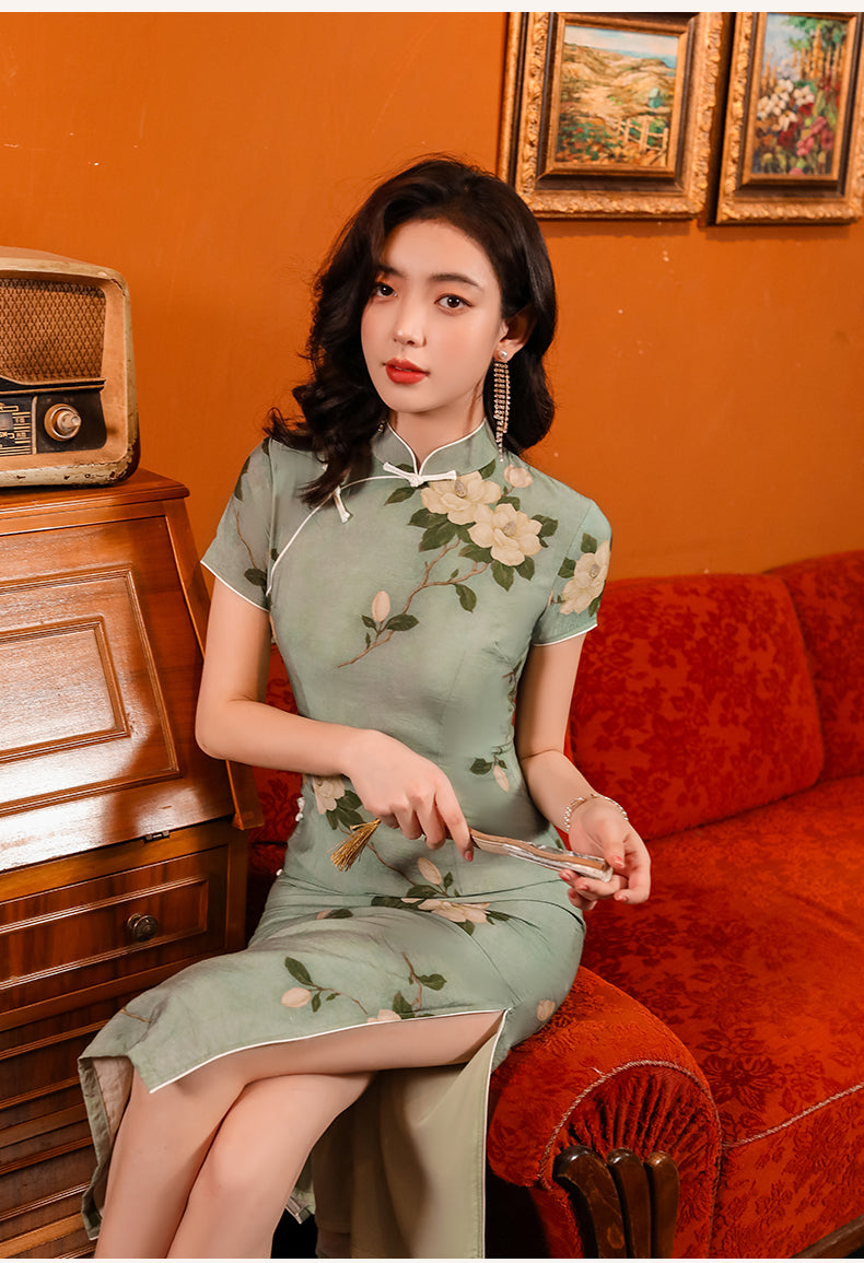 Green jacquard cheongsam. Knee qipao. Silk and polyester blend.