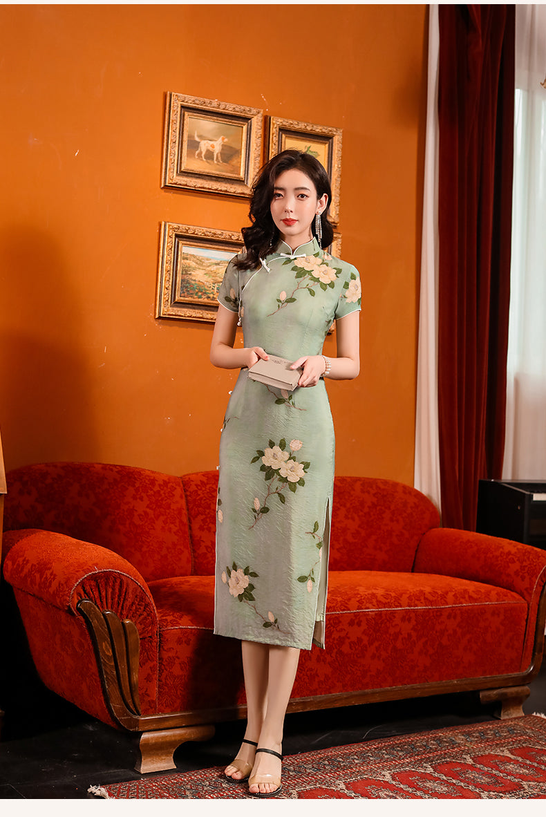 Green jacquard cheongsam. Knee qipao. Silk and polyester blend.