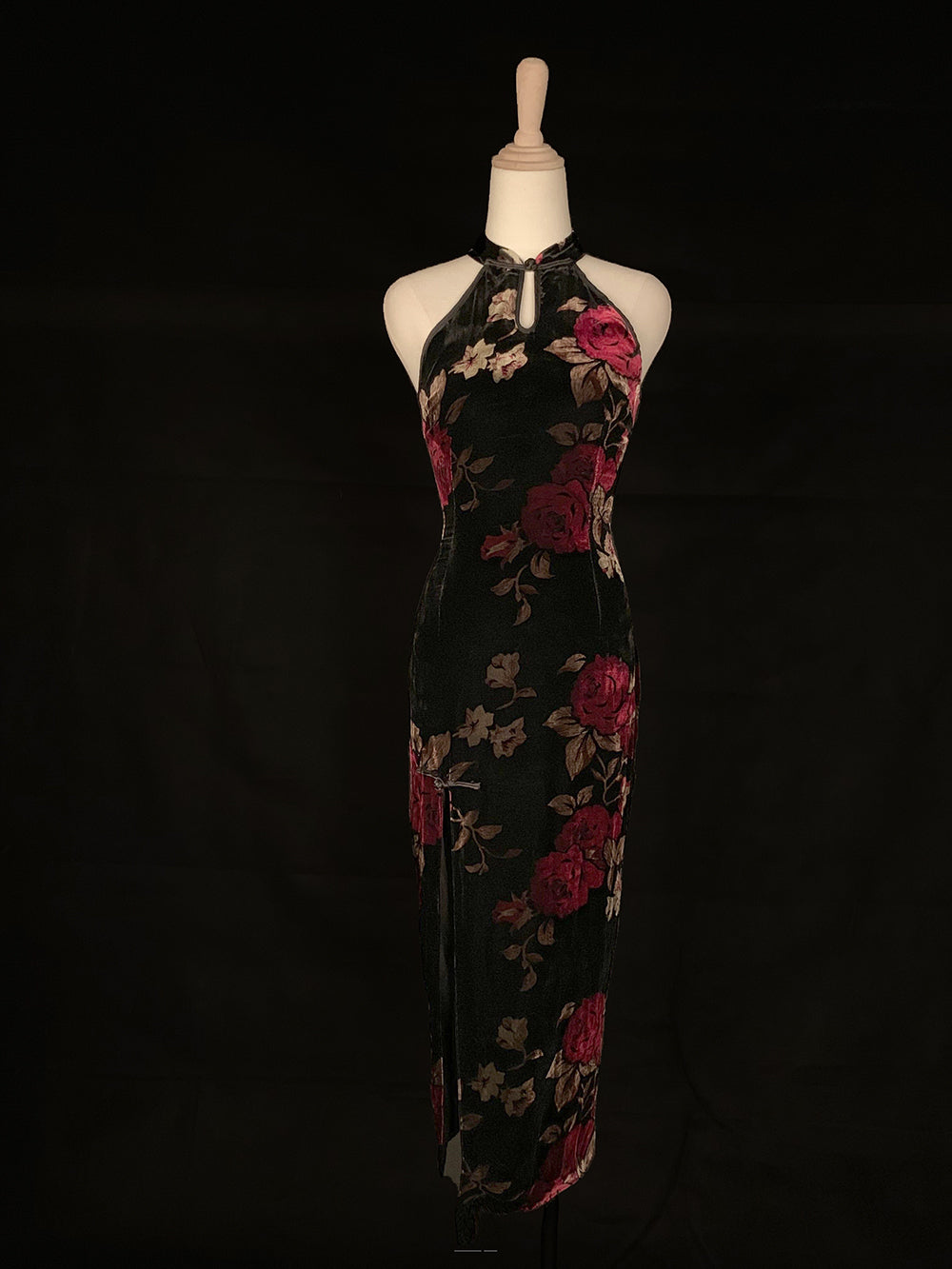 Sexy halter neck silk cheongsam. Off-the-shoulder Chinese dress.