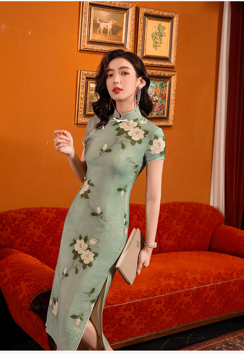 Green jacquard cheongsam. Knee qipao. Silk and polyester blend.