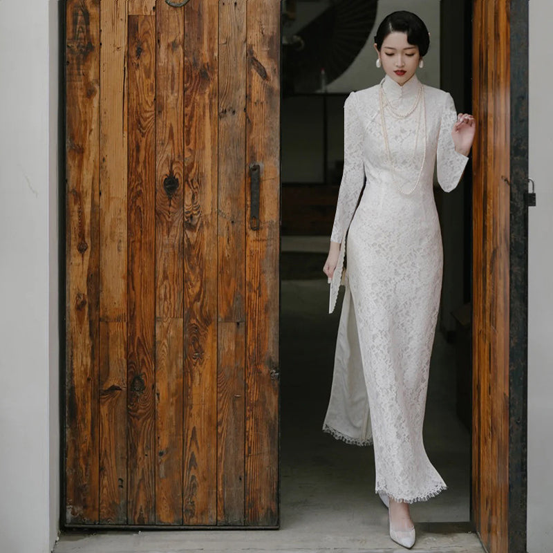 Traditional Chinese Wedding Lace Cheongsam Dress.