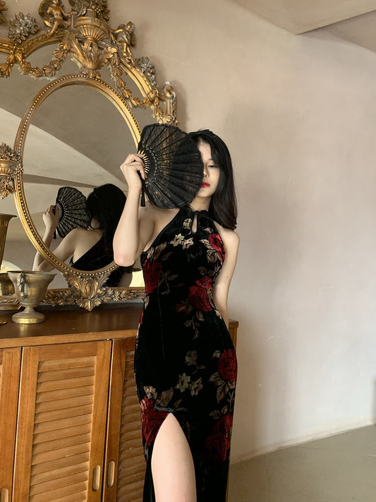 Sexy halter neck silk cheongsam. Off-the-shoulder Chinese dress.