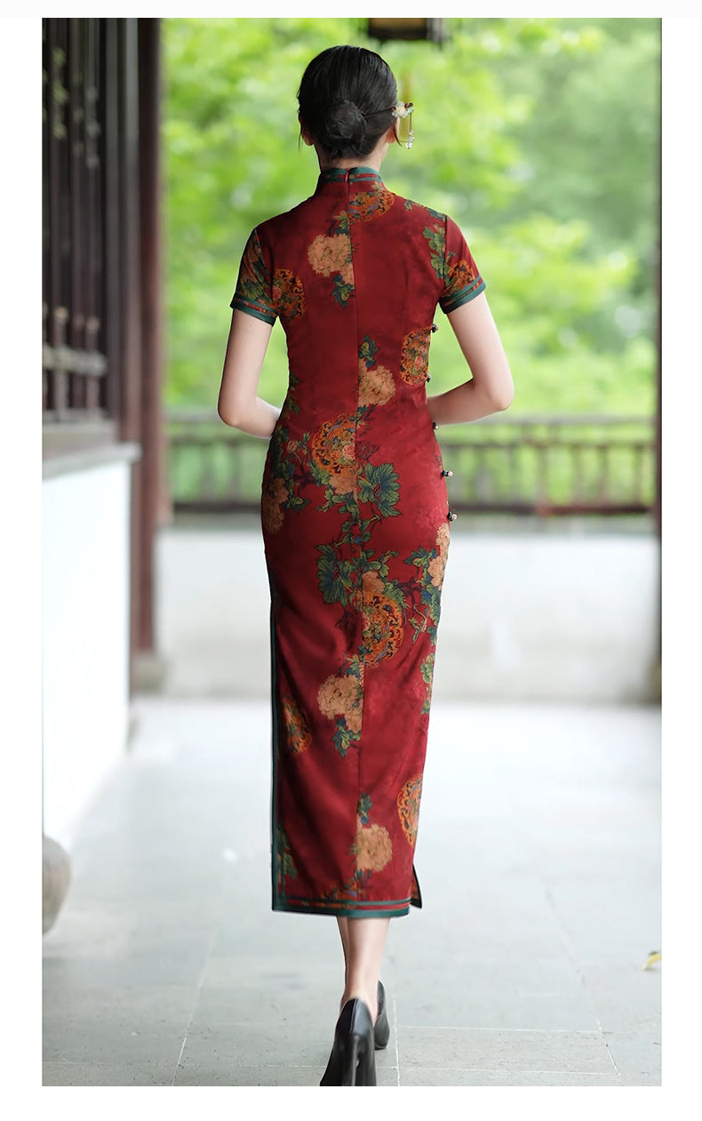 Traditional Chinese cheongsam dress. Red Qipao